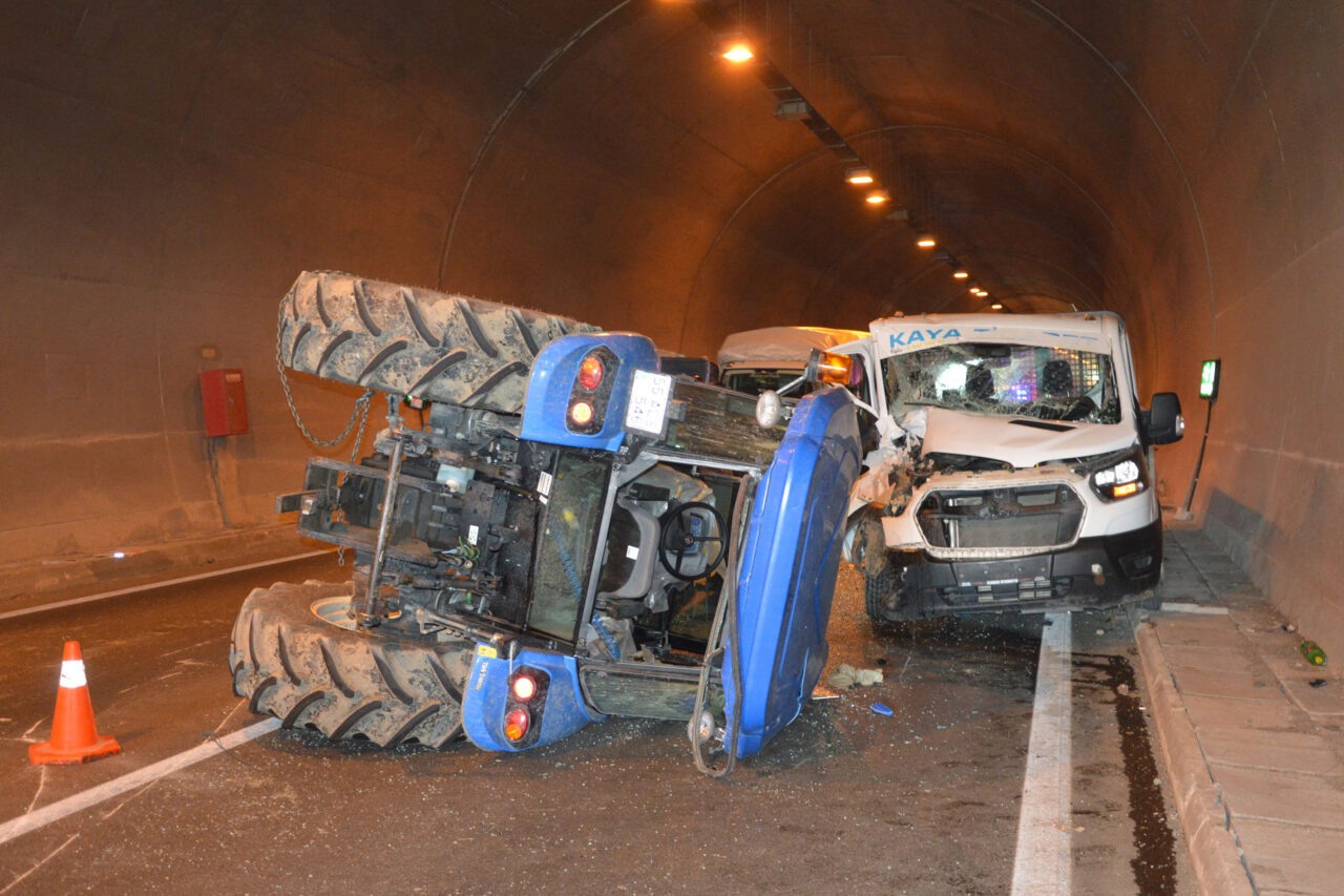 Samsun'un Havza ilçesinde tünel içinde kamyonet ile traktörün çarpışması sonucu