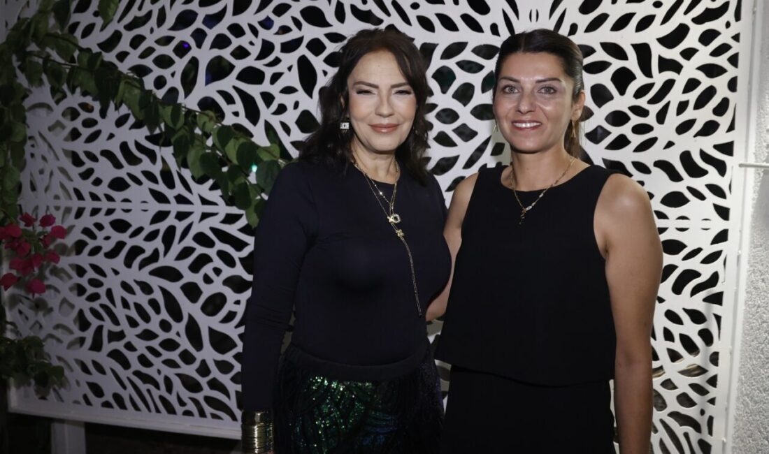 Sanatçı Yeşim Salkım, kız çocukları yararına Muğla'nın Bodrum ilçesinde konser