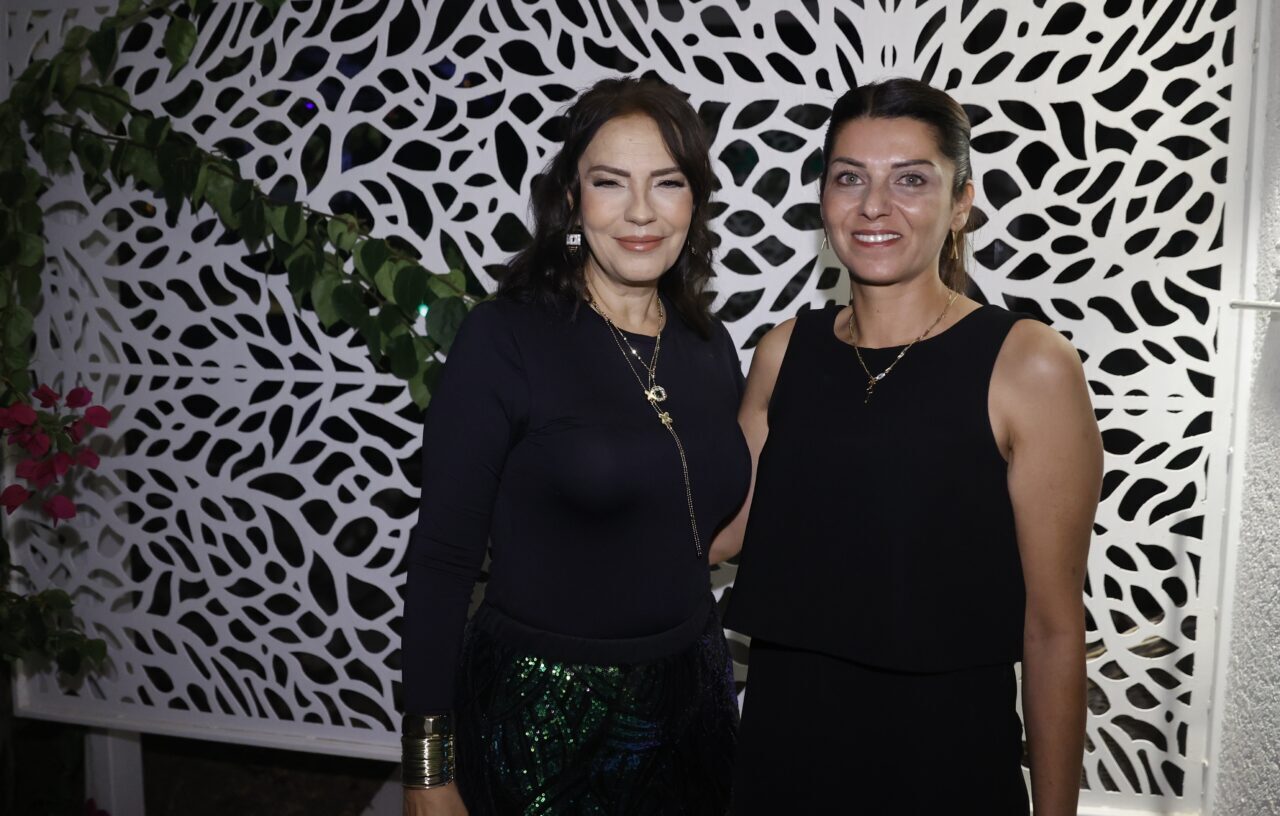 Sanatçı Yeşim Salkım, kız çocukları yararına Muğla'nın Bodrum ilçesinde konser