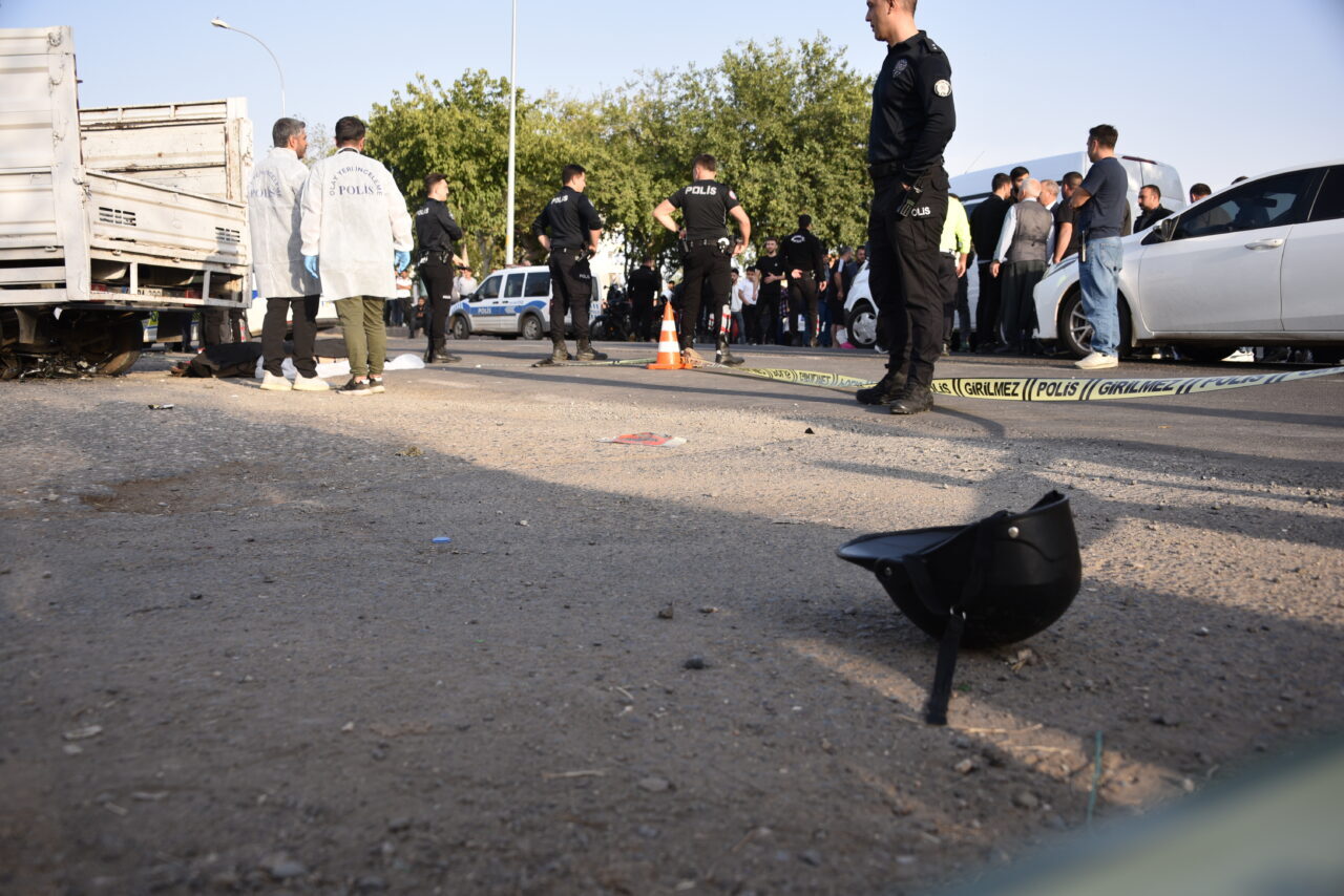Şanlıurfa'nın Siverek ilçesinde kamyonetle çarpışan motosikletin sürücüsü hayatını kaybetti.