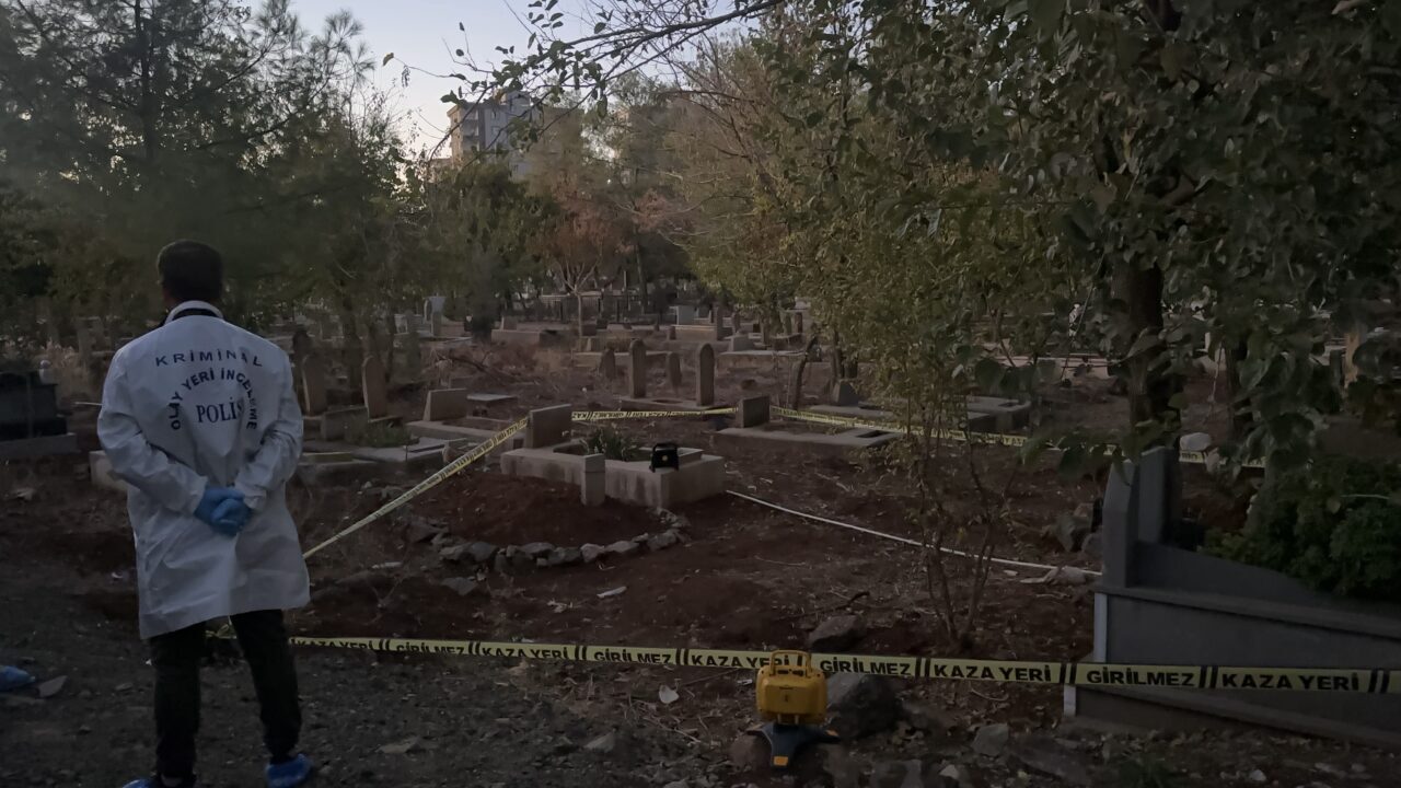 Şanlıurfa'nın Siverek ilçesinde bir mezarlıkta bebek cesedi bulundu.