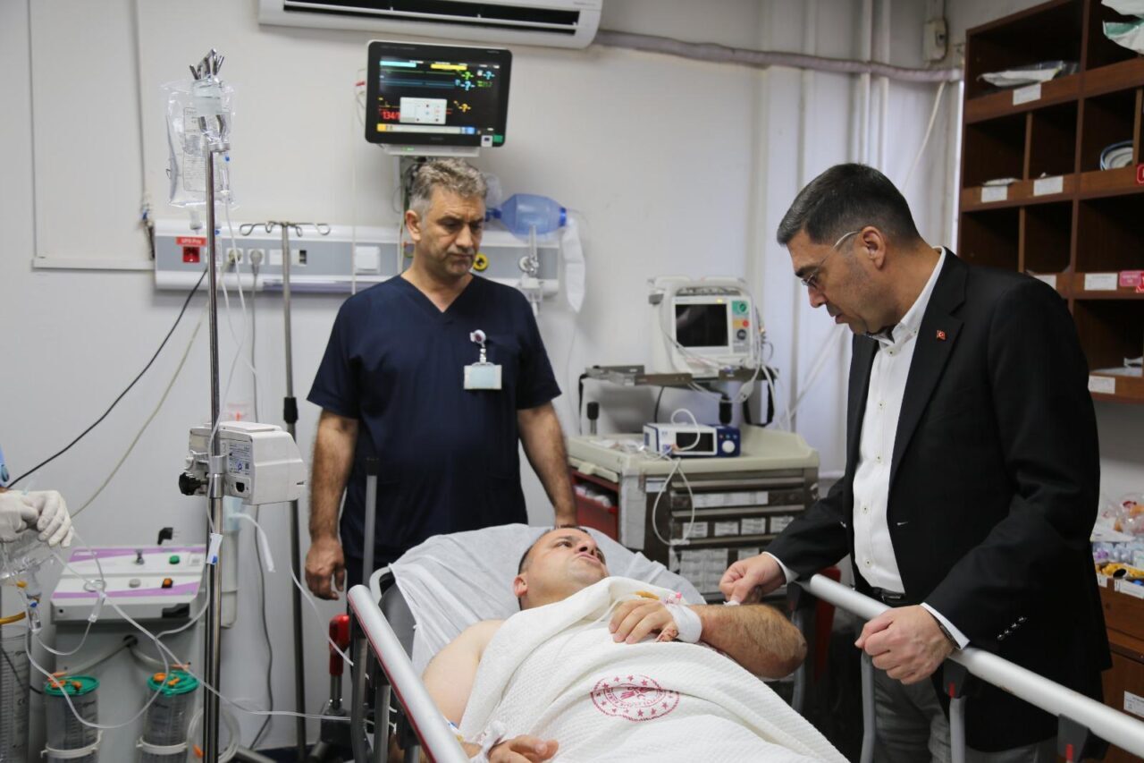  Şanlıurfa'nın Eyyübiye ilçesinde polis merkezi önündeki nöbetçi polis bıçaklı saldırıda