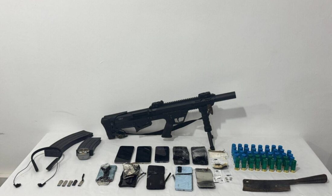 Şanlıurfa'nın Akçakale ilçesinde telefon dolandırıcılığı operasyonunda gözaltına alınan 5 zanlı