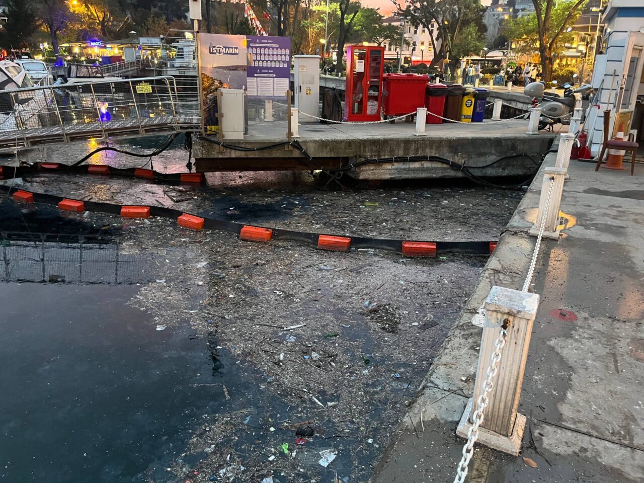  İstanbul'da Sarıyer'de denize atılan çöp ve atıklar kıyıda kirliliğe neden