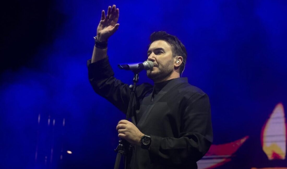  Bursa'da 29 Ekim Cumhuriyet Bayramı etkinlikleri kapsamında şarkıcı Mustafa Ceceli