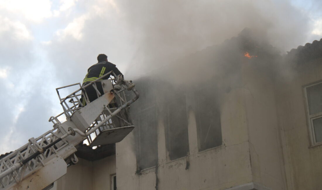 Antalya’nın Serik ilçesinde 3 katlı bir apartmanın son katında çıkan