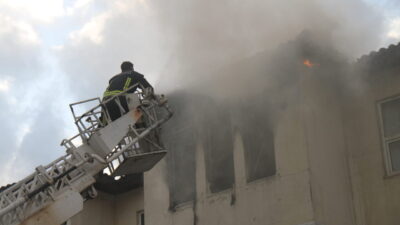 Antalya’nın Serik ilçesinde 3 katlı bir apartmanın son katında çıkan