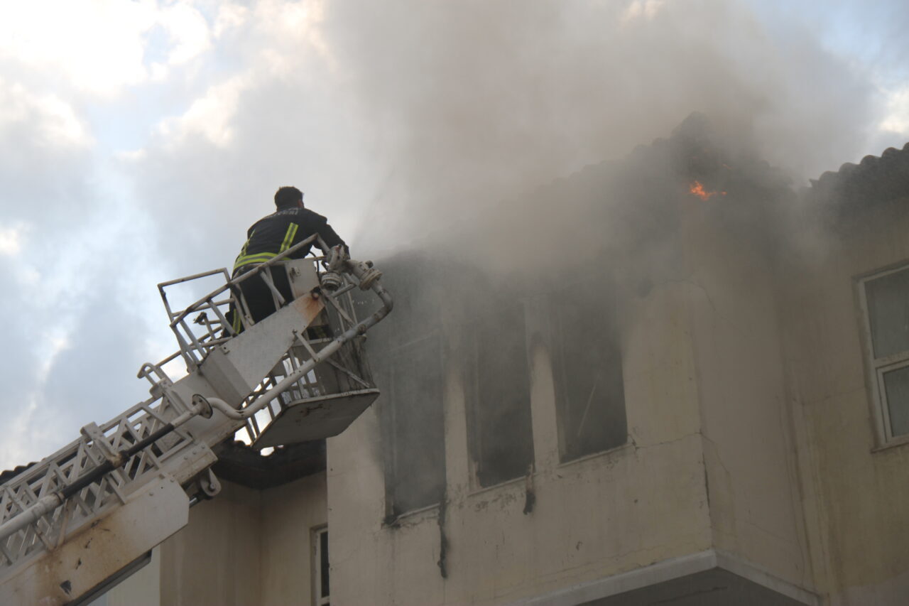 Antalya’nın Serik ilçesinde 3 katlı bir apartmanın son katında çıkan