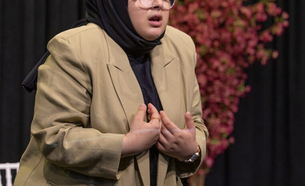 "Beyaz komik" mottosuyla sahnelere "merhaba" diyen başörtülü komedyen Şevval Çakar,