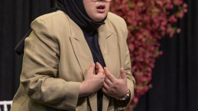 "Beyaz komik" mottosuyla sahnelere "merhaba" diyen başörtülü komedyen Şevval Çakar,