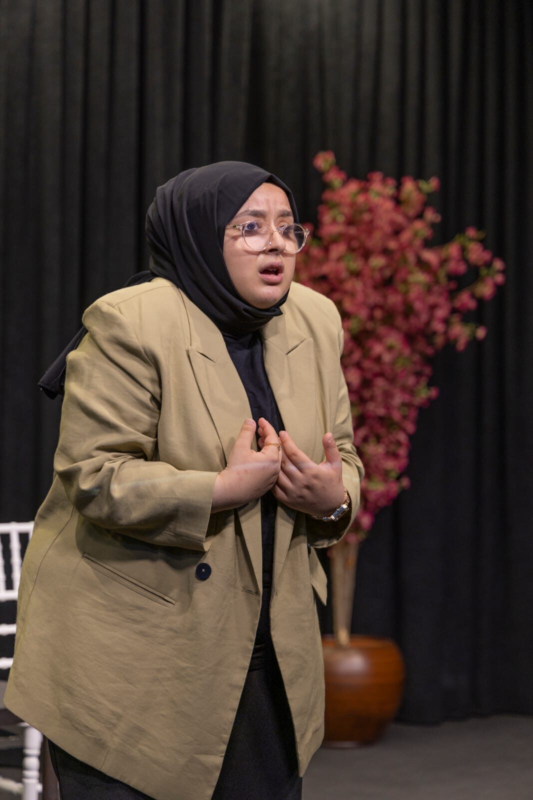 "Beyaz komik" mottosuyla sahnelere "merhaba" diyen başörtülü komedyen Şevval Çakar,