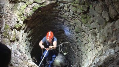  Siirt'in Baykan ilçesinde su kuyusuna düşen inek ekiplerce kurtarıldı.