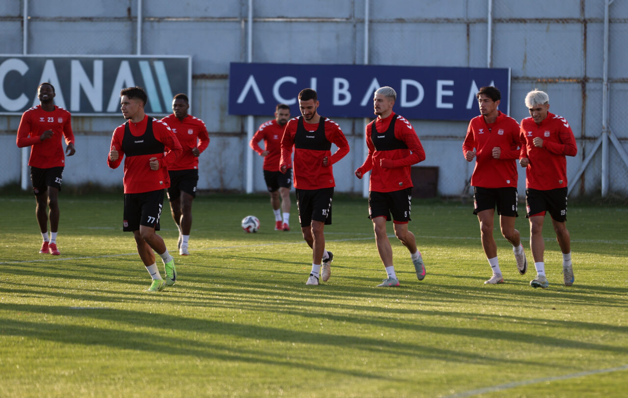 Trendyol 1. Lig ekiplerinden Özbelsan Sivasspor'da teknik direktör Osman Zeki