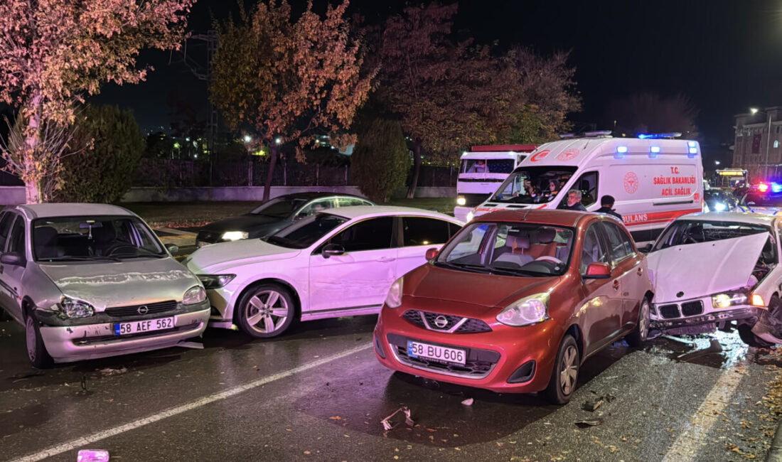  Sivas'ta 5 aracın karıştığı zincirleme trafik kazasında yaralanan 1 kişi