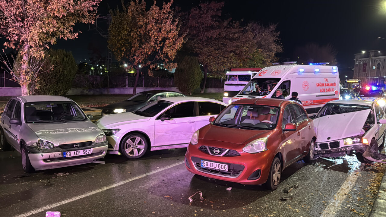  Sivas'ta 5 aracın karıştığı zincirleme trafik kazasında yaralanan 1 kişi