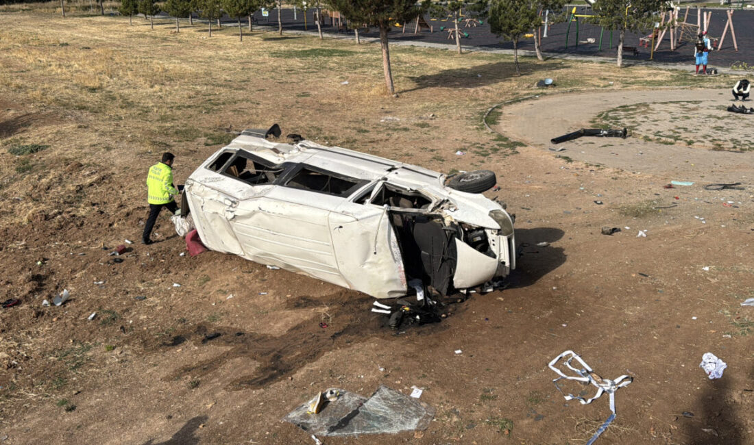 Sivas'ta minibüsün devrilmesi sonucu yaralanan 4 kişi, hastanede tedavi altına