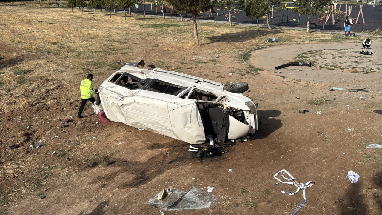 Sivas'ta minibüsün devrilmesi sonucu yaralanan 4 kişi, hastanede tedavi altına