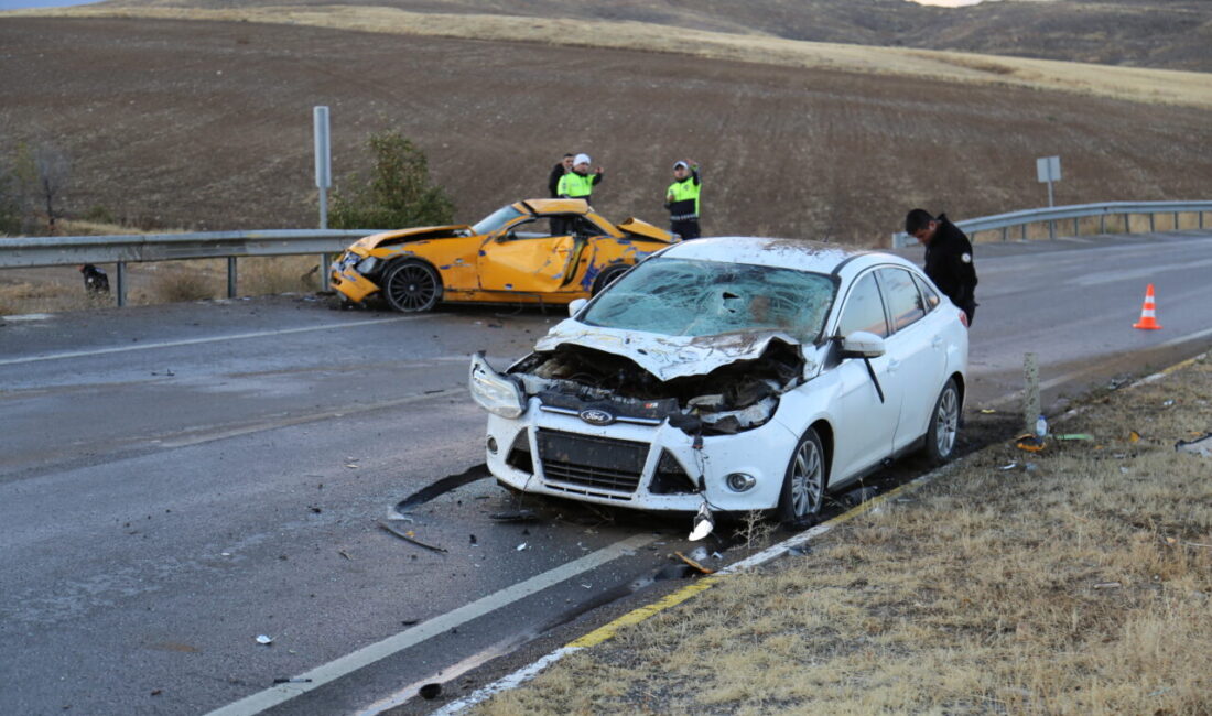 Sivas'ın Gemerek ilçesinde çarpışan iki otomobilin sürücüleri ağır yaralandı.