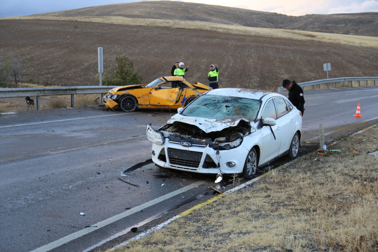 Sivas'ın Gemerek ilçesinde çarpışan iki otomobilin sürücüleri ağır yaralandı.