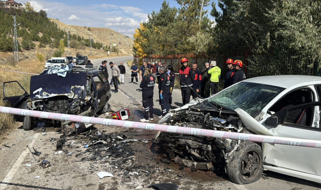 Sivas'ta iki otomobilin çarpışması sonucu sürücülerden biri hayatını kaybetti, diğeri