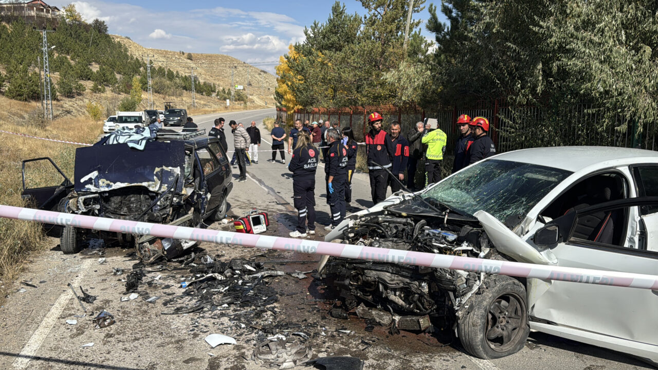 Sivas'ta iki otomobilin çarpışması sonucu sürücülerden biri hayatını kaybetti, diğeri