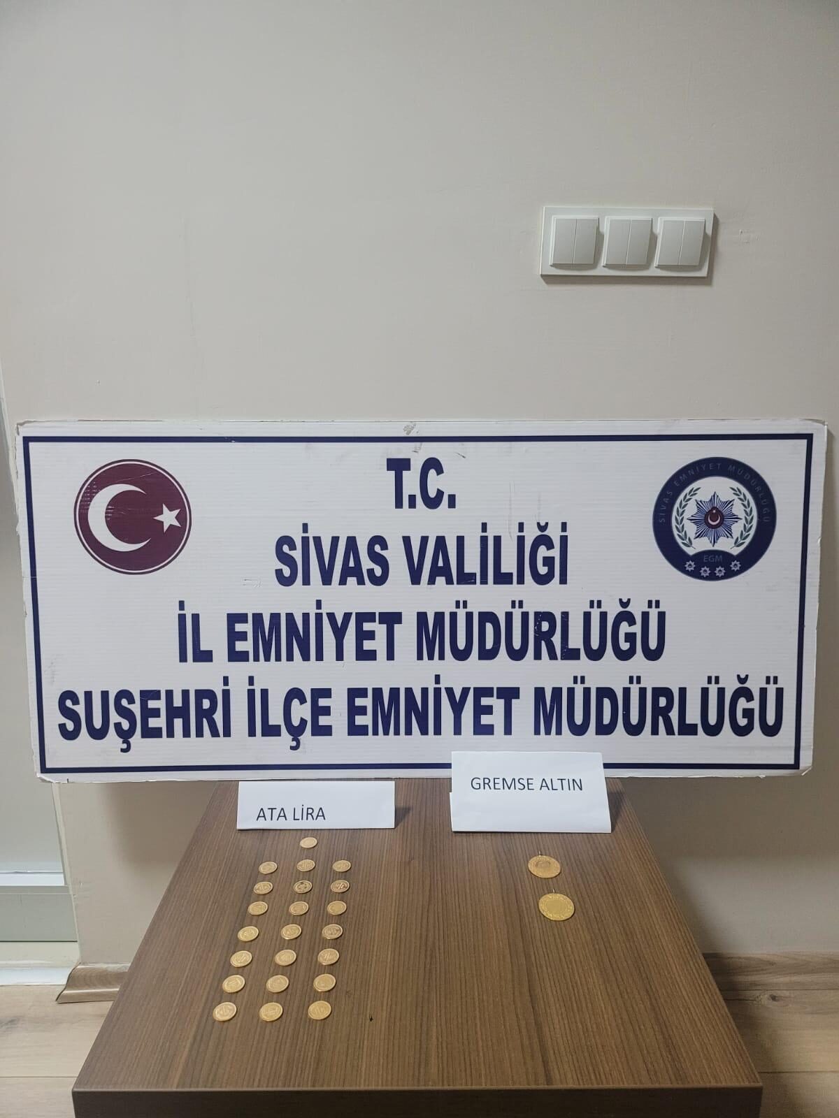 Sivas'ın Suşehri ilçesinde bir kuyumcuyu sahte altın satmaya çalıştıkları iddiasıyla