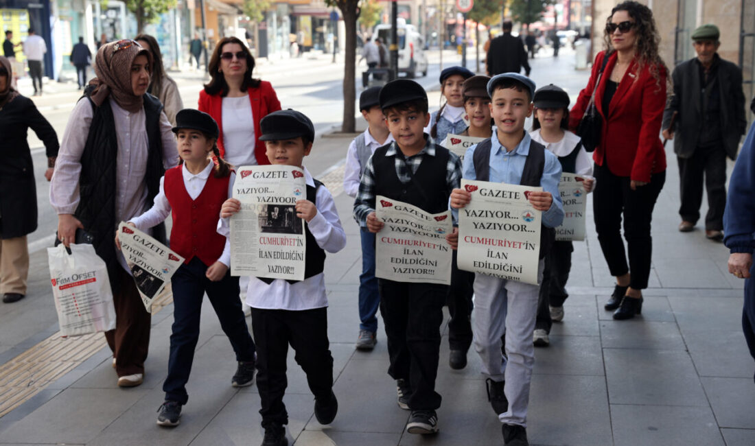 Sivas'ta öğrenciler Cumhuriyet'in ilan edilişinin temsili gazetesini vatandaşlara dağıttı.