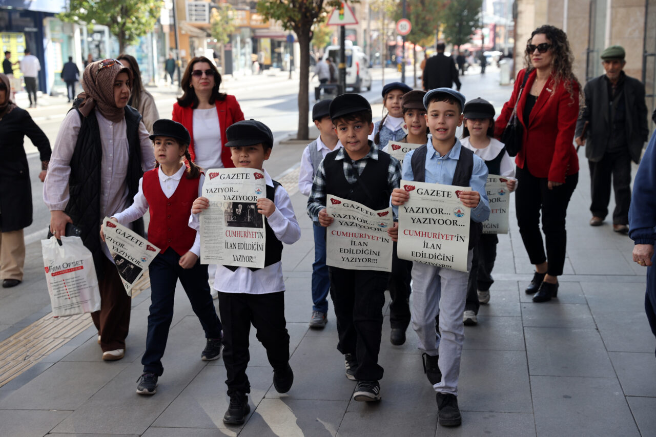 Sivas'ta öğrenciler Cumhuriyet'in ilan edilişinin temsili gazetesini vatandaşlara dağıttı.