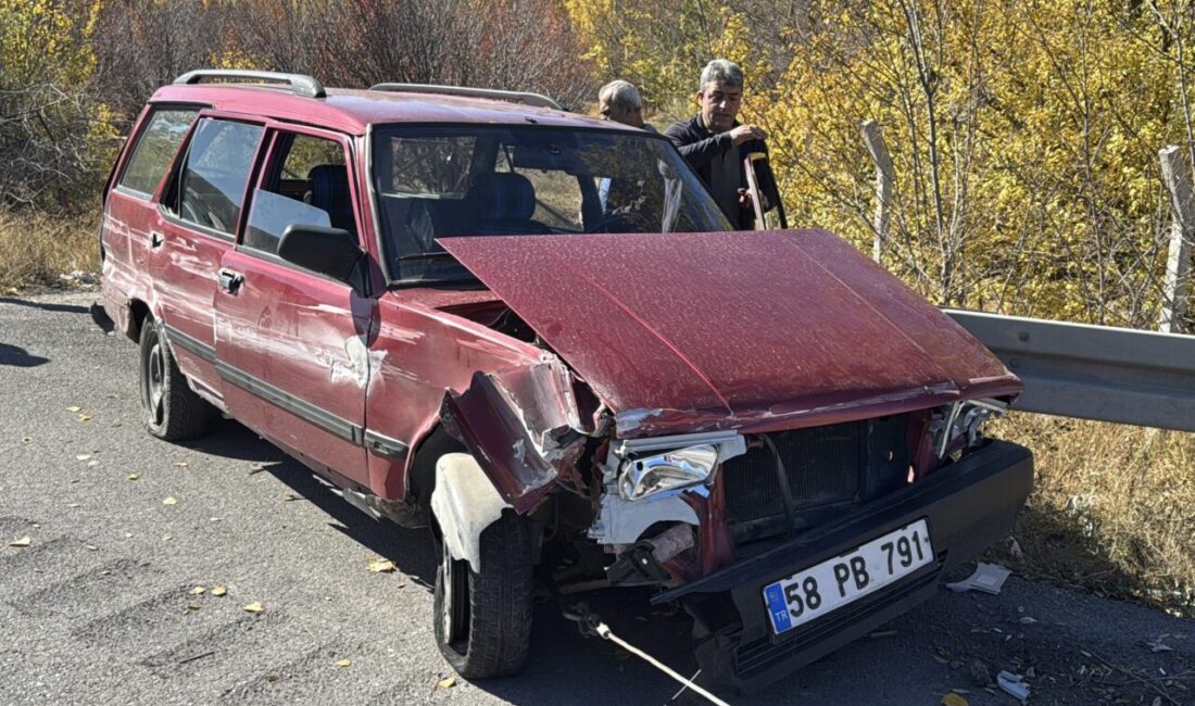 Sivas'ta otomobilin bariyere çarptığı kazada 1'i ağır 2 kişi yaralandı.