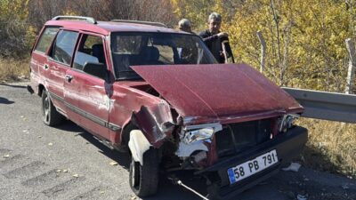 Sivas'ta otomobilin bariyere çarptığı kazada 1'i ağır 2 kişi yaralandı.
