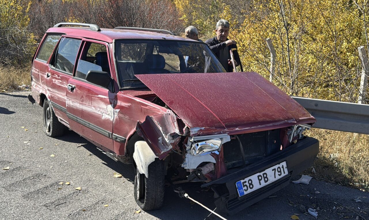 Sivas'ta otomobilin bariyere çarptığı kazada 1'i ağır 2 kişi yaralandı.