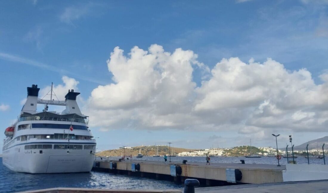 Muğla'nın Bodrum ilçesine "Star Legend" kruvaziyeri 271 yolcu getirdi.