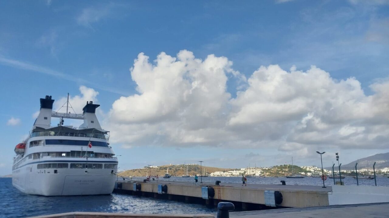 Muğla'nın Bodrum ilçesine "Star Legend" kruvaziyeri 271 yolcu getirdi.