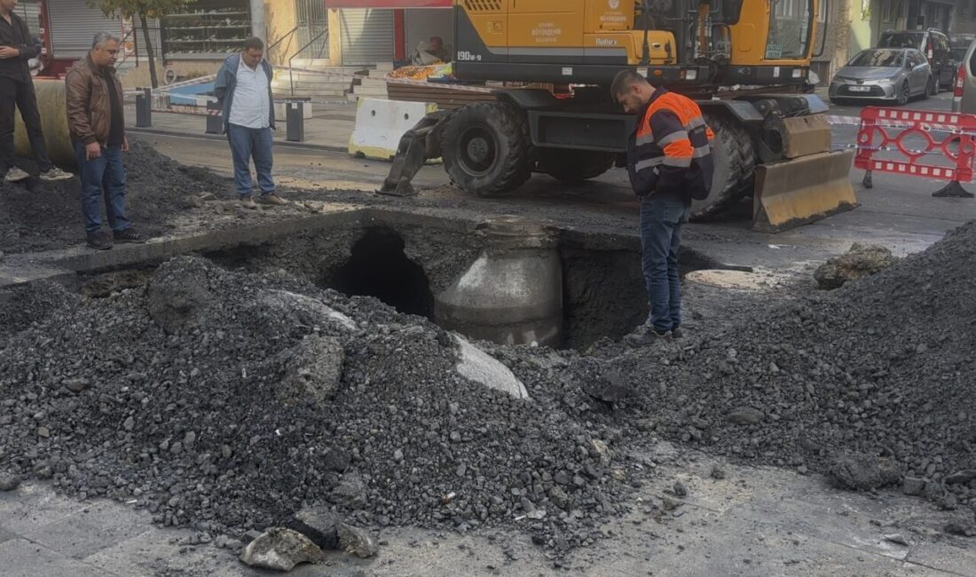 Sultangazi’de akşam saatlerinde çökme yaşanan 1. Cebeci Caddesi’nde, belediye ekipleri