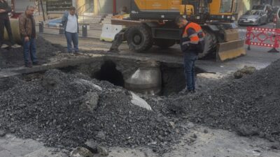 Sultangazi’de akşam saatlerinde çökme yaşanan 1. Cebeci Caddesi’nde, belediye ekipleri