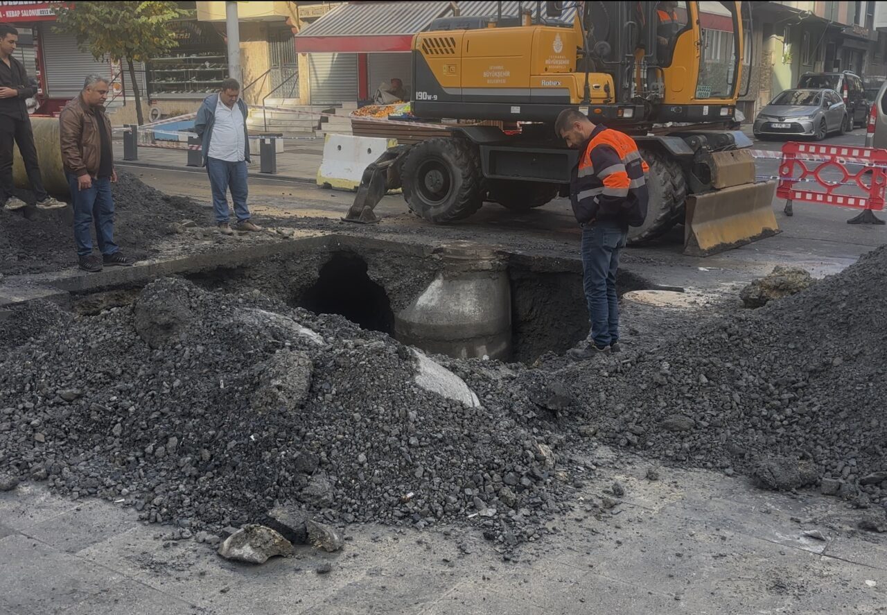 Sultangazi’de akşam saatlerinde çökme yaşanan 1. Cebeci Caddesi’nde, belediye ekipleri