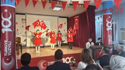 İran'ın başkenti Tahran'daki Türk İlköğretim Okulu’nda Türkiye Cumhuriyeti’nin kuruluşunun 102.