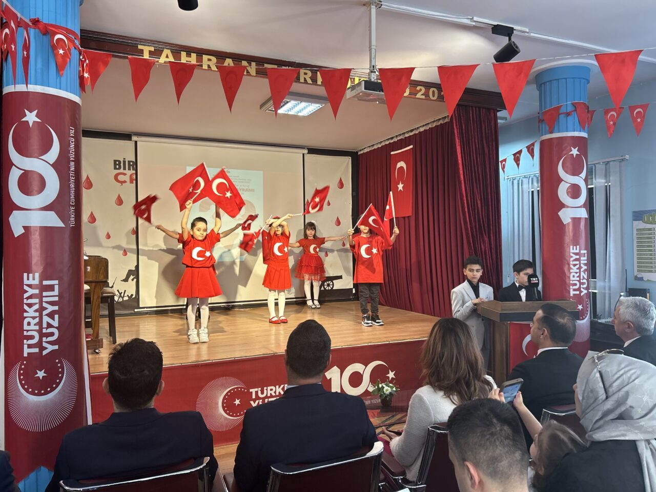  İran'ın başkenti Tahran'daki Türk İlköğretim Okulu’nda Türkiye Cumhuriyeti’nin kuruluşunun 102.