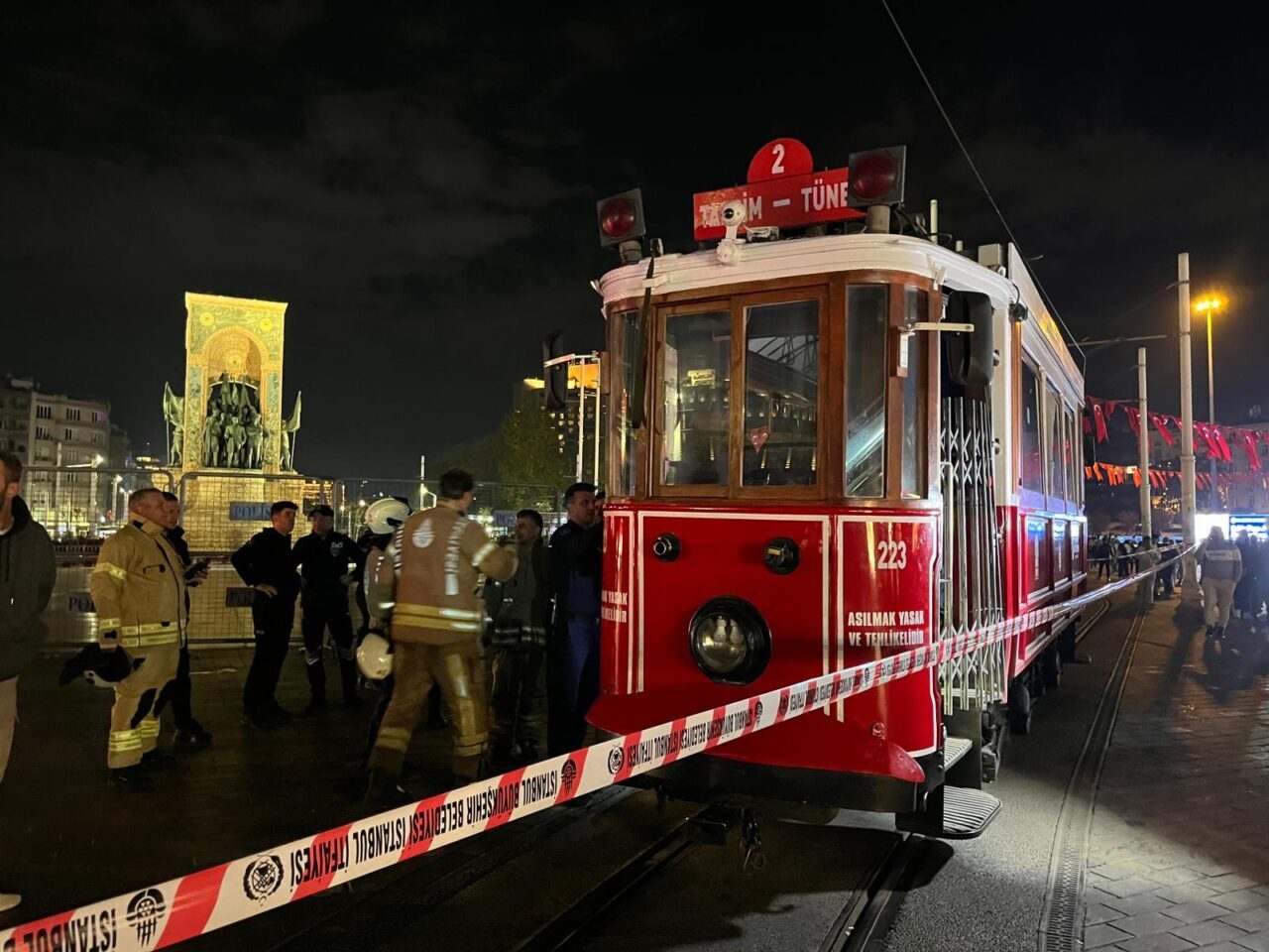 İstanbul Taksim'de nostaljik tramvayda çıkan yangın söndürüldü.