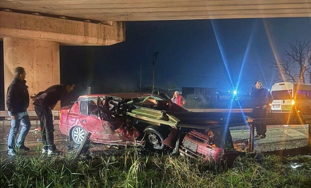  Tekirdağ'da bariyerlere çarpan otomobildeki 2 kişi hayatını kaybetti.