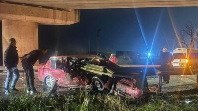 Tekirdağ'da bariyerlere çarpan otomobildeki 2 kişi hayatını kaybetti.
