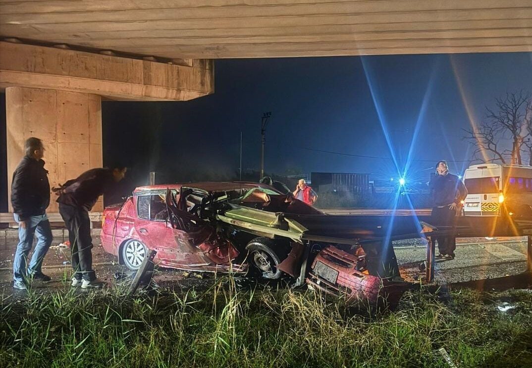  Tekirdağ'da bariyerlere çarpan otomobildeki 2 kişi hayatını kaybetti.