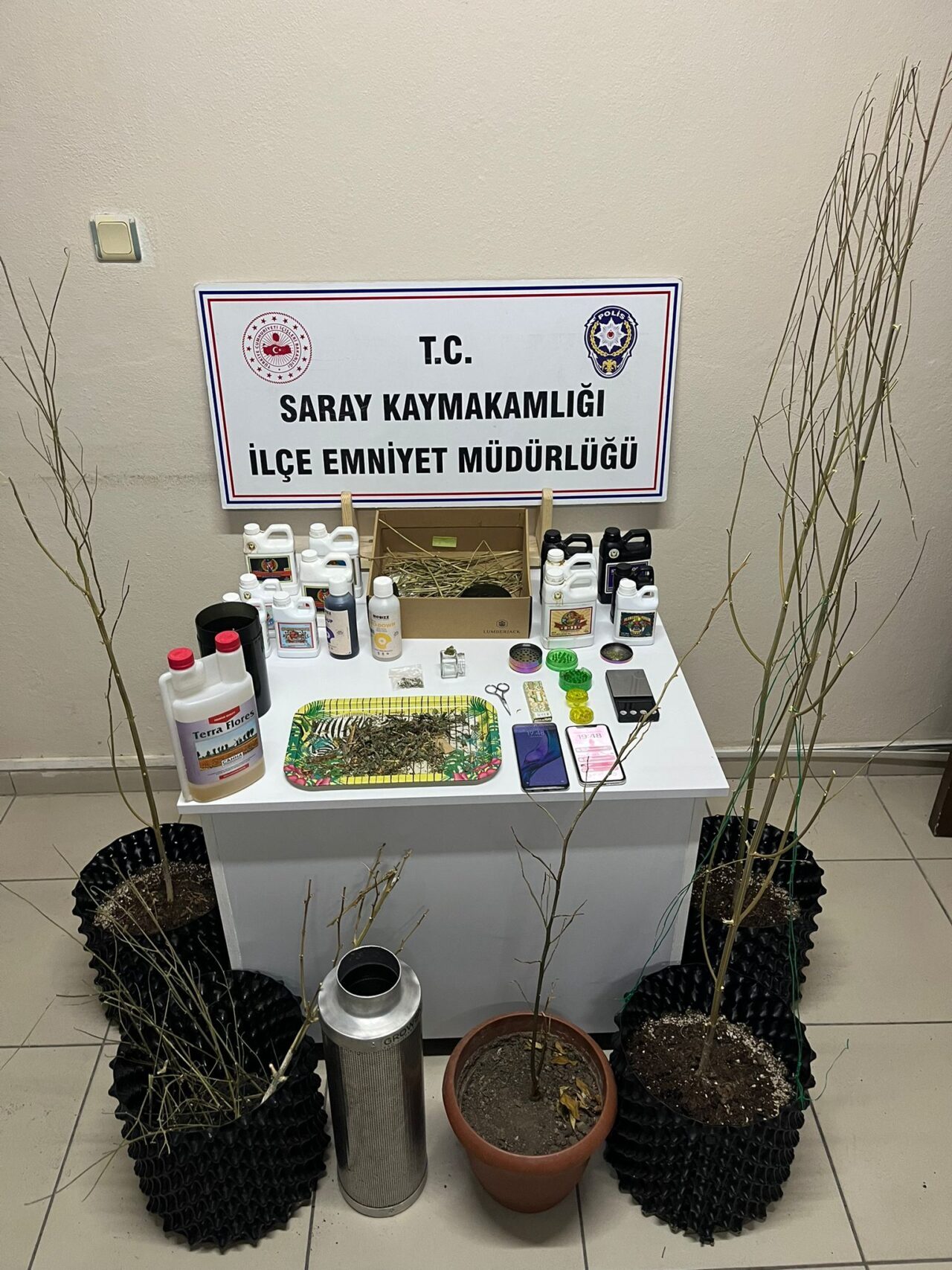  Tekirdağ'ın Saray ilçesinde evde iklimlendirme sistemi kurarak uyuşturucu ürettikleri iddia