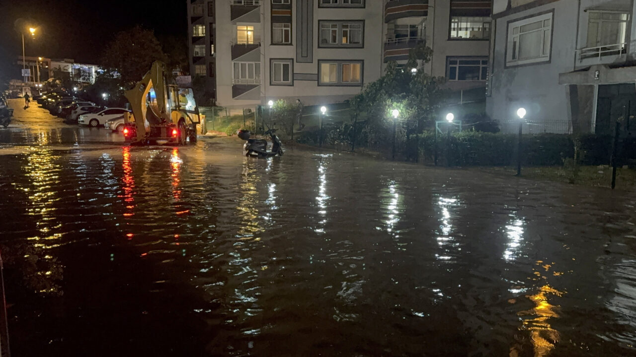 Tekirdağ'ın Süleymanpaşa ilçesinde, sağanak nedeniyle bazı ev ve iş yerlerinde