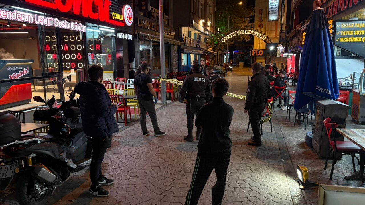 Tekirdağ’ın Çorlu ilçesinde çıkan silahlı kavgada 1 kişi hayatını kaybetti.