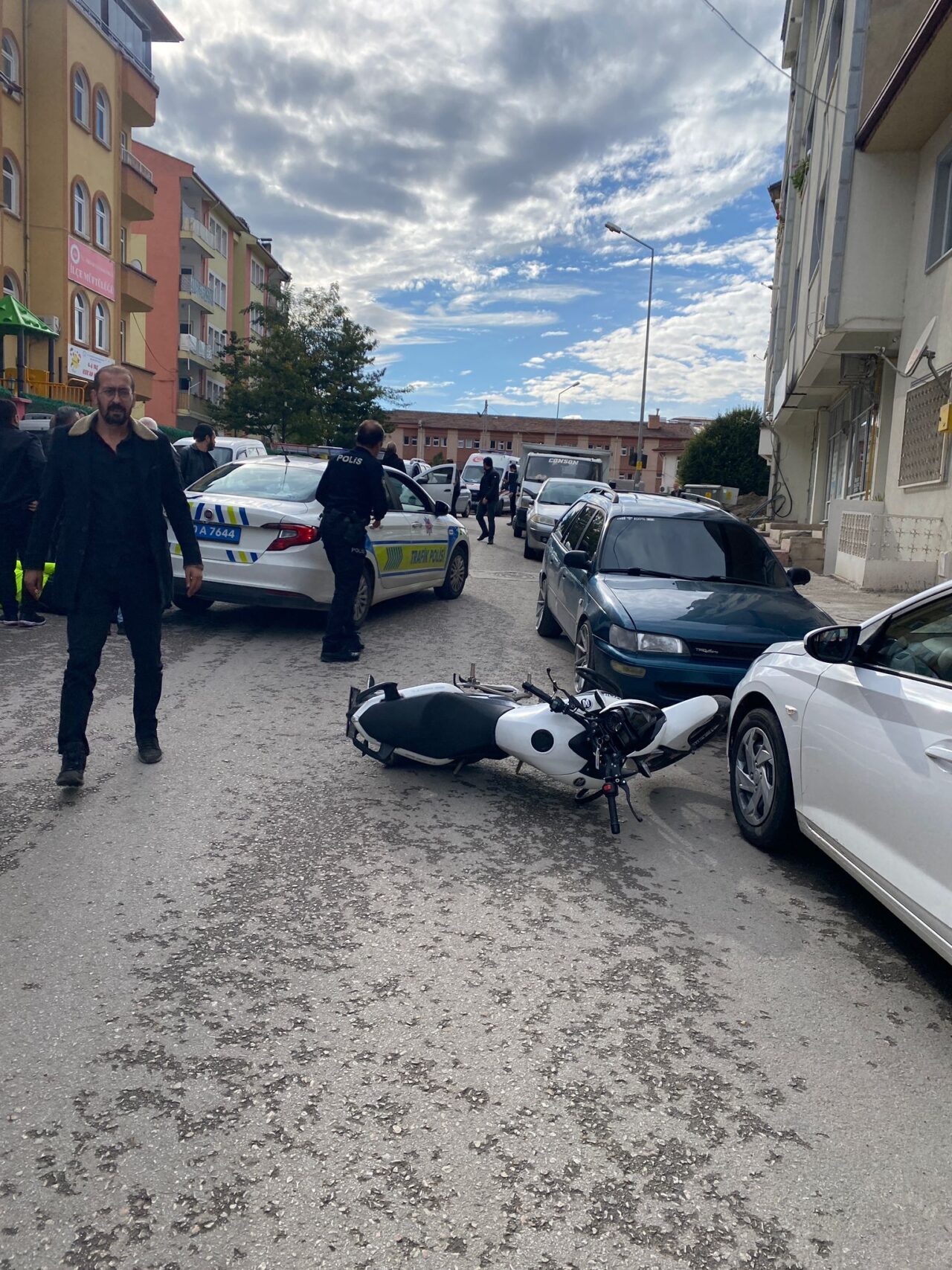  Tokat'ın Niksar ilçesinde "dur" ihtarına uymayan sürücü, motosikletiyle çarptığı 2