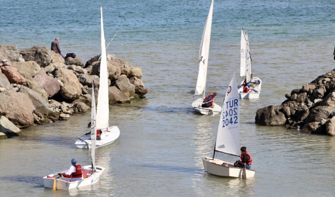 Trabzon'da, 29 Ekim Cumhuriyet Bayramı etkinlikleri kapsamında Cumhuriyet Kupası Yelken
