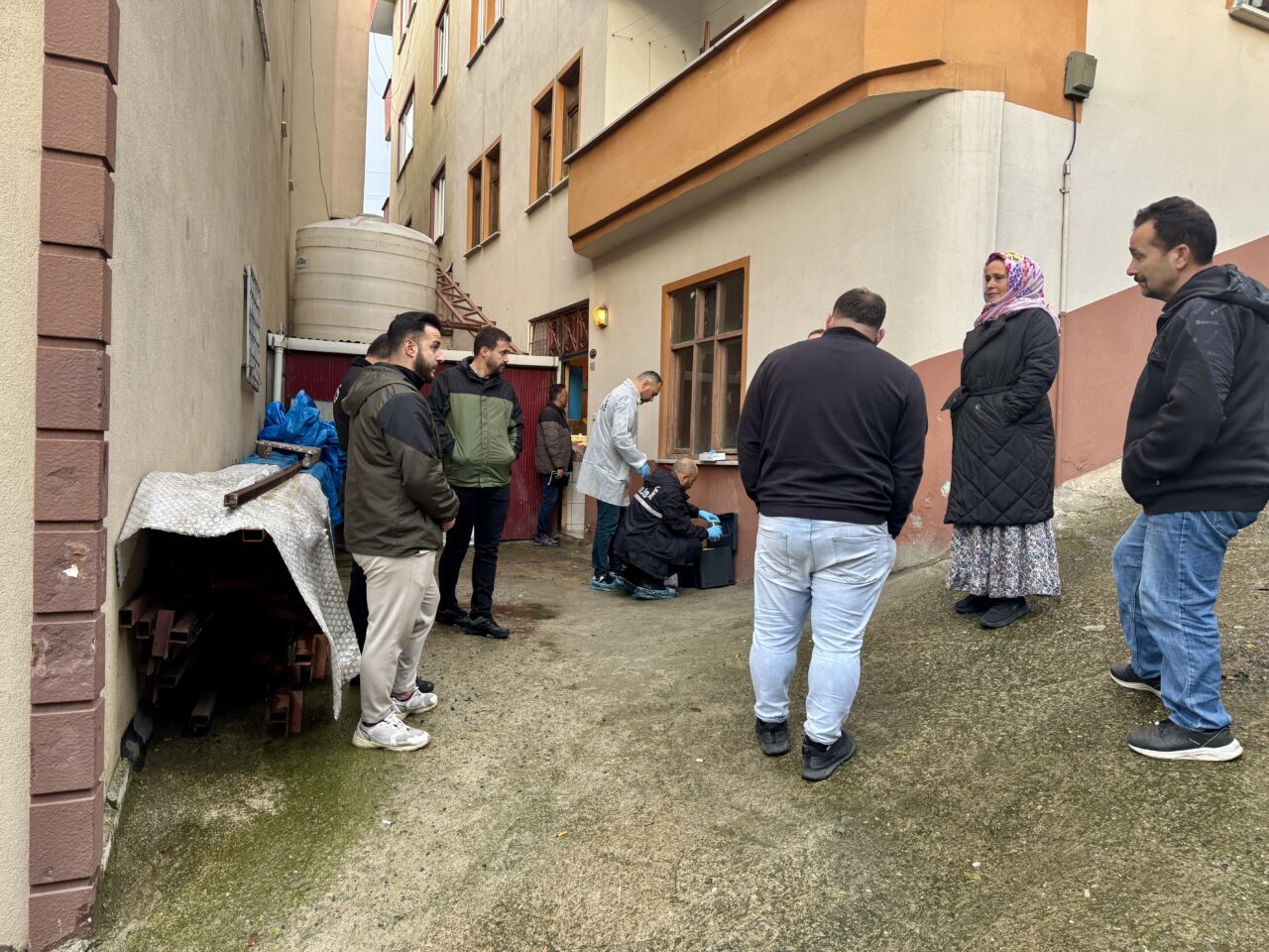  Trabzon'un Ortahisar ilçesindeki silahlı kavgada aynı aileden 3 kişi yaralandı.