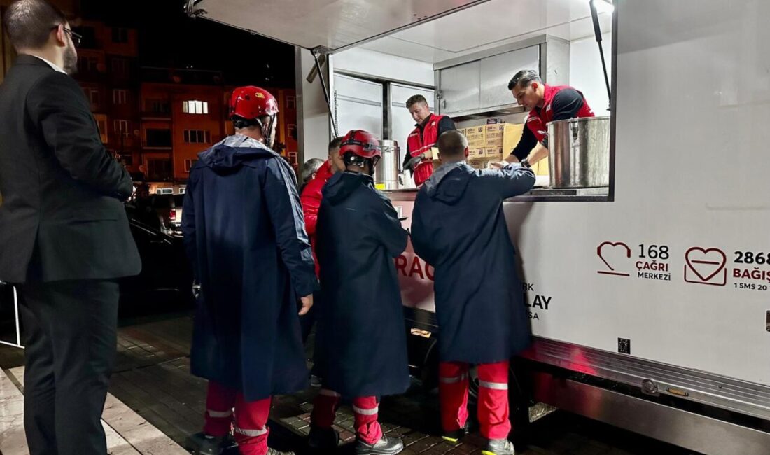 Türk Kızılay, 6,1 büyüklüğündeki depremin ardından Balıkesir'in Sındırgı ilçesinde vatandaşlara