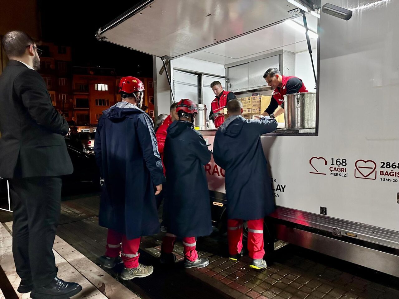 Türk Kızılay, 6,1 büyüklüğündeki depremin ardından Balıkesir'in Sındırgı ilçesinde vatandaşlara